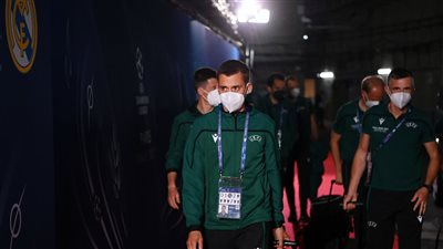 طاقم حكام نهائي دوري أبطال أوروبا يصل ملعب دو فرانس