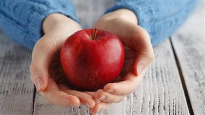 تفسير رؤية التفاح الأحمر في المنام بالترقية في العمل والرزق الوفير 