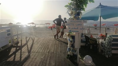 بث مباشر.. شواطئ العجمي تنافس الساحل الشمالي 