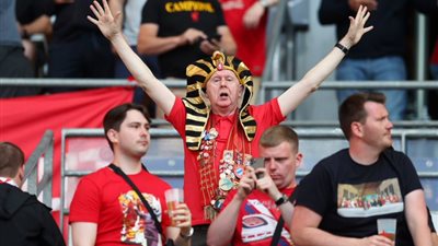 الزي الفرعوني يظهر في مدرجات ليفربول لدعم محمد صلاح بنهائي دوري الأبطال