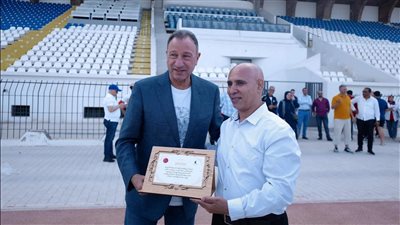 الجالية المصرية في المغرب تكرم الخطيب على هامش مران الأهلي