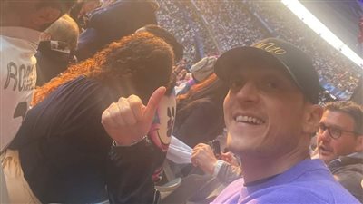 مسعود أوزيل يدعم ريال مدريد أمام ليفربول من المدرجات 