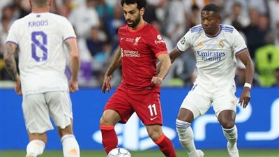 أحمر بدلا من الأبيض.. محمد صلاح يغير حذاءه في نهائي دوري الأبطال