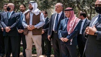 العاهل الأردني وولي العهد يشاركان في مراسم دفن والد الملكة رانيا