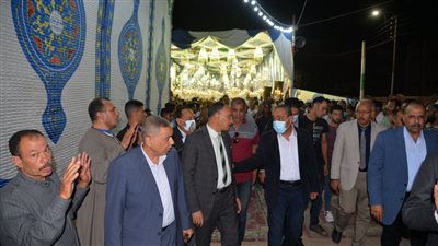 محافظ الإسماعيلية يقدم واجب العزاء لأسر ضحايا حادثة طريق السويس