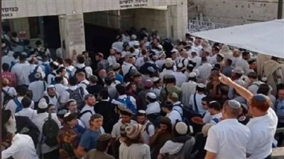 مستوطنون يقتحمون ساحات المسجد الأقصى 