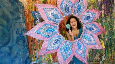 فنانة عراقية تصمم لوحات فنية من النفايات البلاستيكية 