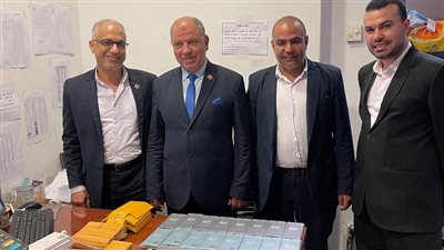 أخفاها حول جسد زوجته.. إحباط محاولة شخص تهريب 46 هاتفا بمطار برج العرب | صور