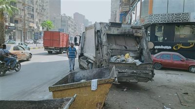 رفع القمامة والسيارات المتهالكة في حملة بشوارع العمرانية | صور