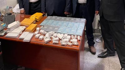 ضبط 8 هواتف محمولة بحوزة راكب بمطار برج العرب