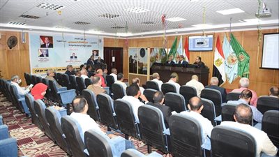 جامعة سوهاج تبحث آليات تطوير الثروة الزراعية والحيوانية والداجنة بمزارعها