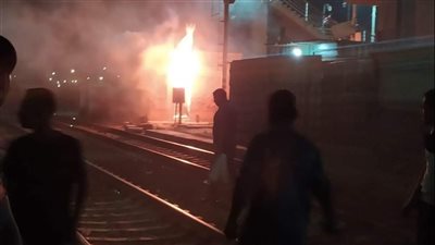 السيطرة على حريق أسفل سلم مشاة كوبري بنها 