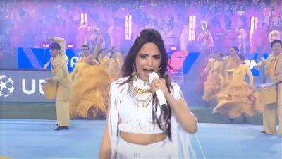 مطربة أمريكية تهاجم جماهير كرة القدم في حفل نهائي دوري أبطال أوروبا | فيديو