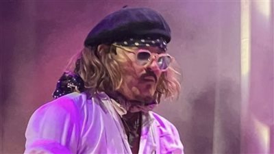 جوني ديب يحيي حفلا غنائيا بعد أيام من انتهاء محاكمته | فيديو وصور