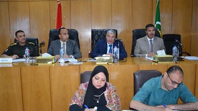 أسقف أبو قرقاص ونائب برلماني يوفران أراضي لاستكمال مشاريع حياة كريمة بالمنيا 