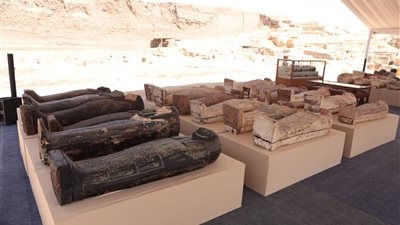 اكتشاف 150 تمثالا برونزيا لـ 7 معبودات مصرية قديمة بسقارة | صور