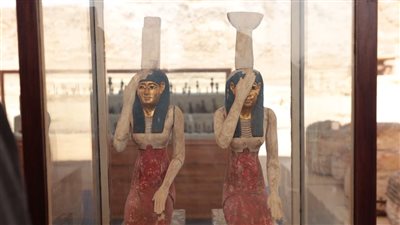 اكتشاف تمثالين خشبيين لـ إيزيس ونفتيس في وضع النائحات بسقارة | صور