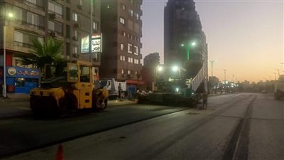 تركيب بلاعات أمطار ورصف الطبقة السطحية بشارع البحر الأعظم بالجيزة| صور