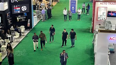 توافد المواطنين على معرض 