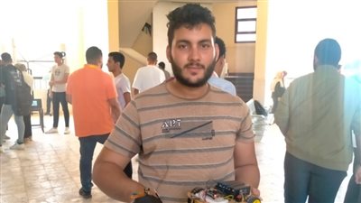 طالب بالجامعة التكنولوجية يبتكر جهاز تحكم عن بعد لمساعدة ذوى الهمم | فيديو