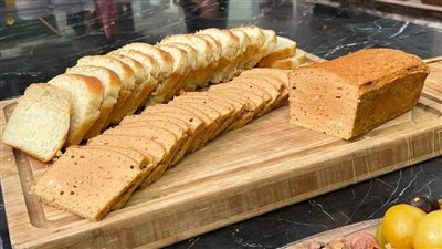 جهزي فطارك بنفسك.. طريقة عمل التوست الأبيض ولانشون الدجاج