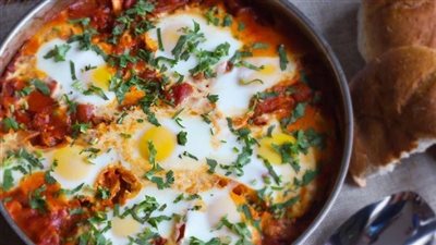 وجبة لذيذة متكاملة.. طريقة عمل الشكشوكة بالبيض 