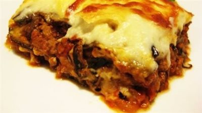 طريقة عمل المسقعة باللحمة المفرومة والبشاميل 