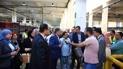 وفد من الخبراء المصريين بالخارج والأجانب يزور عددا من مصانع العاشر من رمضان