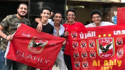 توافد جمهور الأهلي على مقاهي الجيزة استعدادًا لمباراة الوداد | فيديو وصور
