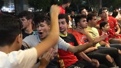 جماهير الاهلي تشعل مقاهي الجيزة بالهتافات قبل لقاء الوداد | فيديو 