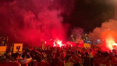 احتفال جنوني لجماهير الوداد بعد الفوز على الأهلي والتتويج باللقب الأفريقي| فيديو
