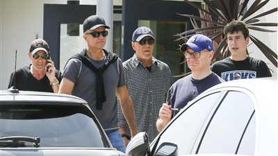 بروس ويليس يتناول الغداء مع أصدقائه بعد اعتزاله التمثيل | صور