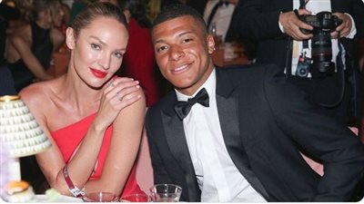 عارضة أزياء وأكبر منه سنا.. تعرف على صديقة مبابي الجديدة | صور