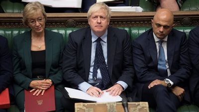 أعضاء حزبه انقلبوا عليه.. جونسون يواجه تصويتًا بحجب الثقة بعد فضيحة الحفلات 