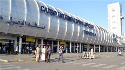 حجز راكب حاول تهريب شرائط دوائية مدرجة بجداول المخدرات في المطار