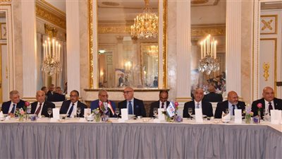 وزير الإسكان: تقديم كامل الدعم للإسراع بتنفيذ برامج التعاون بين الشركات العالمية والمصرية