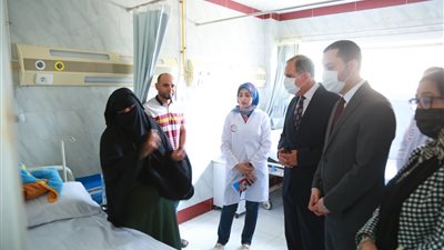 محافظ كفر الشيخ يزور مصابا في انهيار منزل بقرية طاهر 