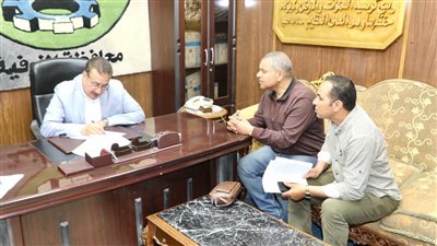 خلال لقائه بالمواطنين.. محافظ المنوفية يوجه بتطهير مصرف