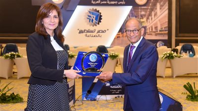 وزيرة الهجرة تكرم هاني عازر لجهوده في الإعداد لمؤتمر 