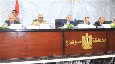 محافظ سوهاج يبحث موقف مشروعات مبادرة حياة كريمة 