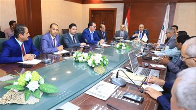 محافظ سوهاج يعقد اجتماعا لمتابعة توريد محصول القمح للصوامع والشون