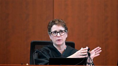 قاضية محاكمة جوني ديب وآمبر هيرد ترتدي حقيبة 