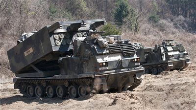 جونسون يبحث مع بايدن تزويد أوكرانيا بمنظومة «إم -270 الصاروخية»