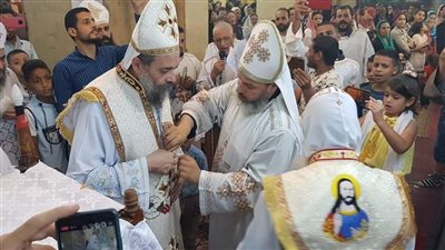 الأنبا بسادة يمنح كاهن في إيبارشية أخميم رتبة القمصية