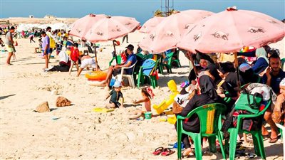 120 جنيها إيجار شمسية و4 كراسي في شواطئ مرسى مطروح