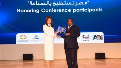 رواد الأعمال الأفارقة يكرمون وزيرة الهجرة في ختام 