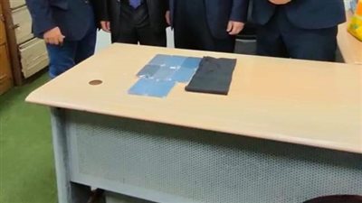 ضبط 8 هواتف آيفون حول جسد راكب بمطار برج العرب