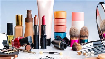 تفسير حلم المكياج في المنام وعلاقته بخوف الآخرين من التعامل معه