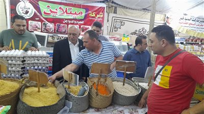 رئيس غرفة الإسماعيلية يوجه التجار بالبيع بأسعار مخفضة | صور