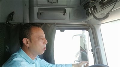 معايشة من داخل كابينة سيارة نقل ثقيل.. السائق: لسنا سببا في حوادث الطرق والنقاط العمياء ظلمتنا | فيديو 